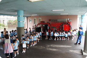 父の日参観、普段の様子を見てもらおう！消防訓練では消防士さんに色んな指導をしてもらいます。本物の消防車が幼稚園に来てくれたりもします。